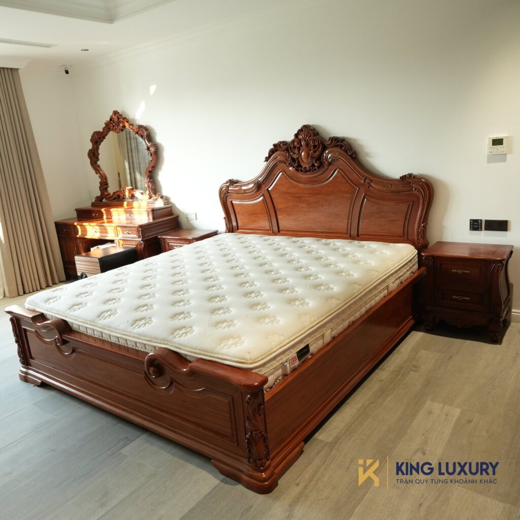Nệm Dunlopillo trên giường gỗ tân cổ điển tại Minh Tâm Long Biên