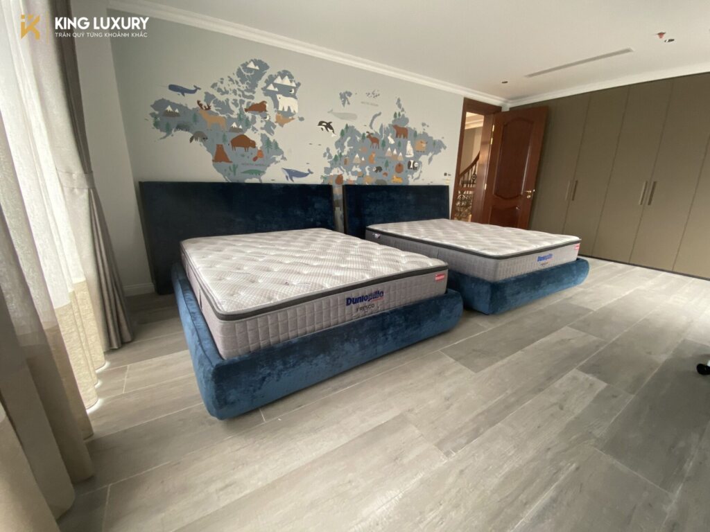 Hai giường đơn được trang bị nệm Dunlopillo tại Minh Tâm Long Biên